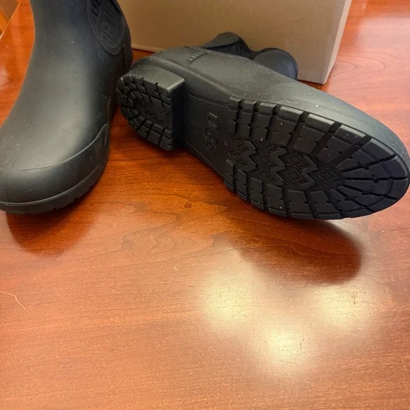 Ugg Chevonne Black Waterproof Chelsea Women’s Rubber Sheepskin RainBoots Size 9M - Picture 4 of 5